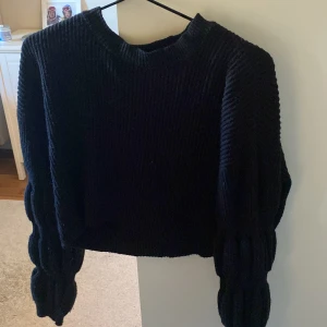 Stickad tröja - En jättefin och söt skickad tröja från Misslisebels kollektion med NA-KD! Säljes pga att den inte används