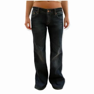 Lågmidjade jeans  - Lågmidjade unika jeans ifrån relovedjeansuf. För långa för mig. Storlek 28/32, motsvarar S/M.😇💙