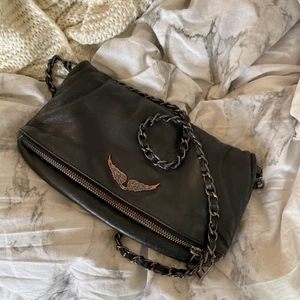 Zadig & Voltaire  - Min superfina men välanvända Zadig väska säljes! Den är hel och de långa bandet medföljer 