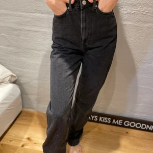 Svarta jeans Weekday strl 24/32 - Snygga svarta högmidjade jeans från Weekday i storlek 24/32💕