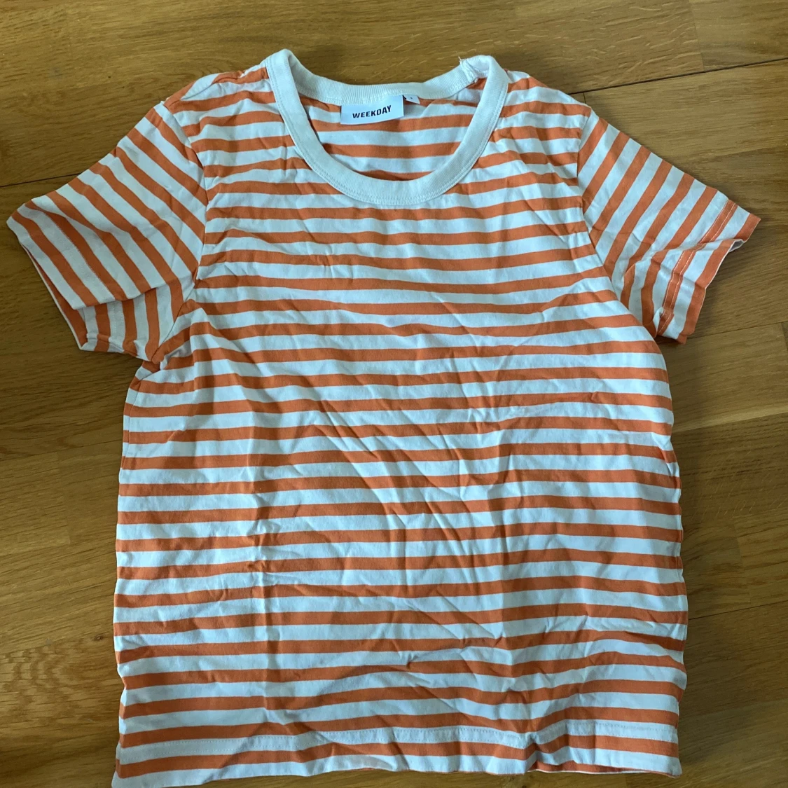Orangevitrandig t-shirt