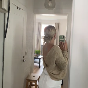 Stickad öppen rygg - Älskar ryggen och perfekt när det är sol men vindigt ute.