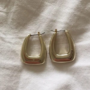 Guld hoops från &otherstories  - Fina guld örhängen från stories. Aldrig använda. 