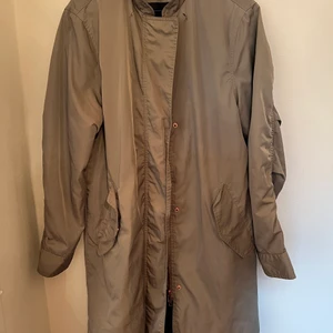 Filippa K lång bomber storlek S - Lång bomberjacka från Filippa K. Storlek S. Grön med blått foder och dragkedjor i rosé. 