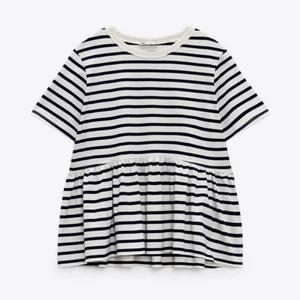 Randig t-shirt med volang från Zara  - Randig t-shirth med volang i storlek M  från zara. Endast använd två gånger⚡️ Fint skick⚡️ 85+ frakt 66 (spårbar)