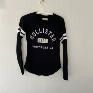 En tunn tröja från hollister strl S som har använts ett fåtal gånger men som är i gott skick. Skriv vid frågor eller fler bilder:) frakt kan bli billigare 