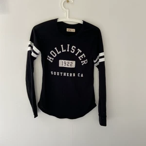 Hollister tröja strl S - En tunn tröja från hollister strl S som har använts ett fåtal gånger men som är i gott skick. Skriv vid frågor eller fler bilder:) frakt kan bli billigare 