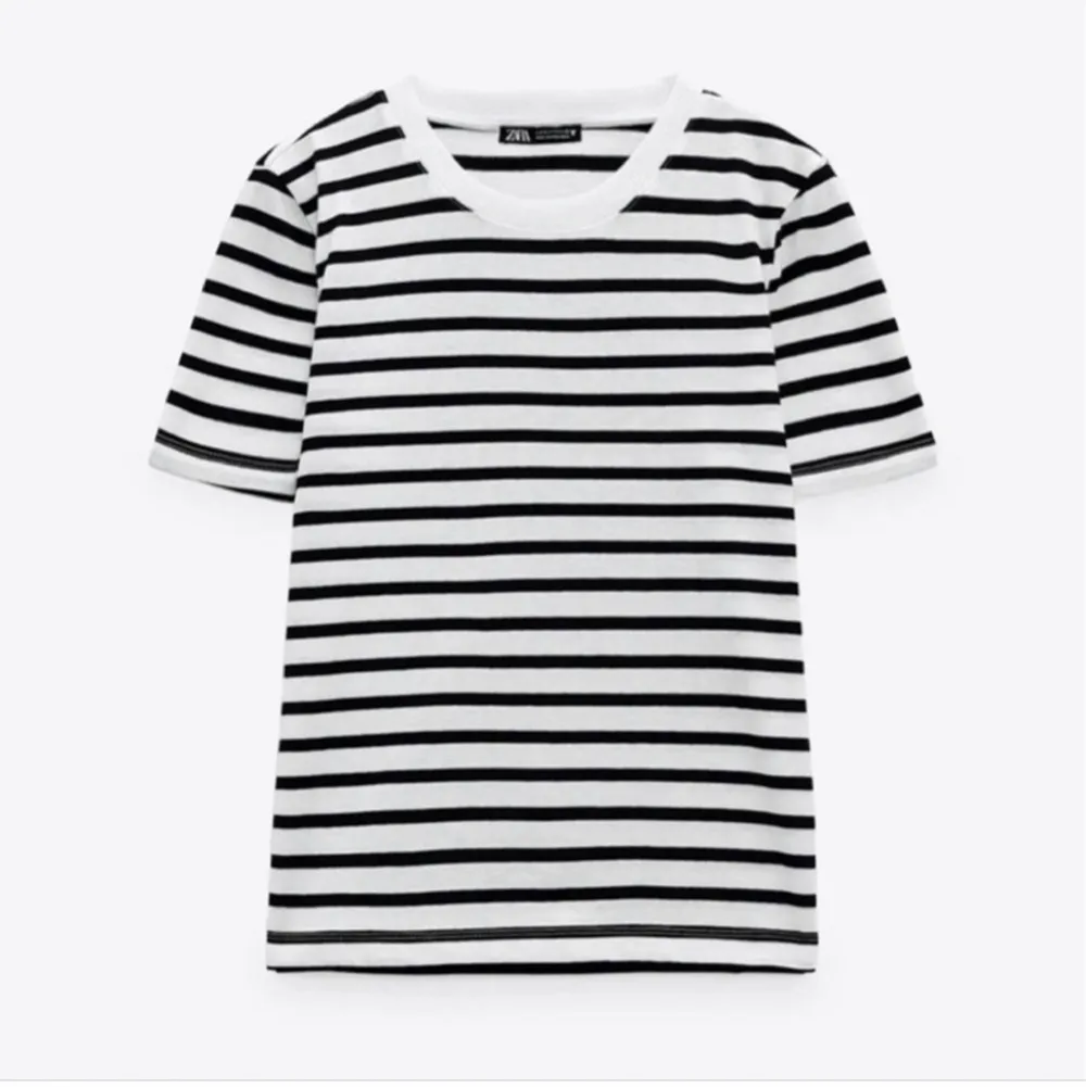 Jättesnygg randig t-shirt ifrån zara!❤️ säljer då den inte kommer till användning. Tröjan är knappt använd och är i nyskick❤️ FÖRSTA BILDEN ÄR LÅNAD!❤️. T-shirts.