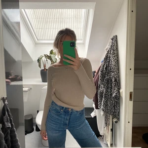 Långärmad tröja  - Beige ribbad långärmad tröja från Gina Tricot i storlek XS. Tröjan har en liten urringning för att framhäva nyckelbenen.