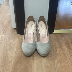 39 - Grå klackar i storlek 39 säljer klackarna för 80kr