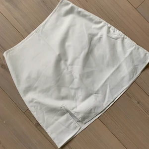 vit sommarkjol - sjukt snygg kjol med en slits på sidan! Passar perfekt till fina toppar i olika färger nu till sommaren