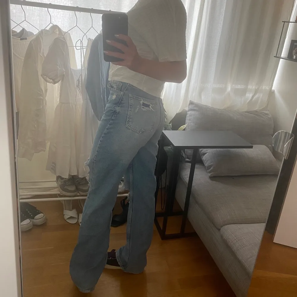 Breda jeans från zara med slitningar fram och på bakfickorna. Dragkedjan är lite sönder så man måste haka i dragkedjan när man ska stänga, men håller helt när de väl är stängda!. Jeans & Byxor.