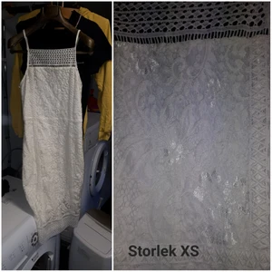 Vit klänning  - Vit klänning med spets. Knälång. Inga fläckar, hål, noppror eller liknande. Använd 2 ggr.