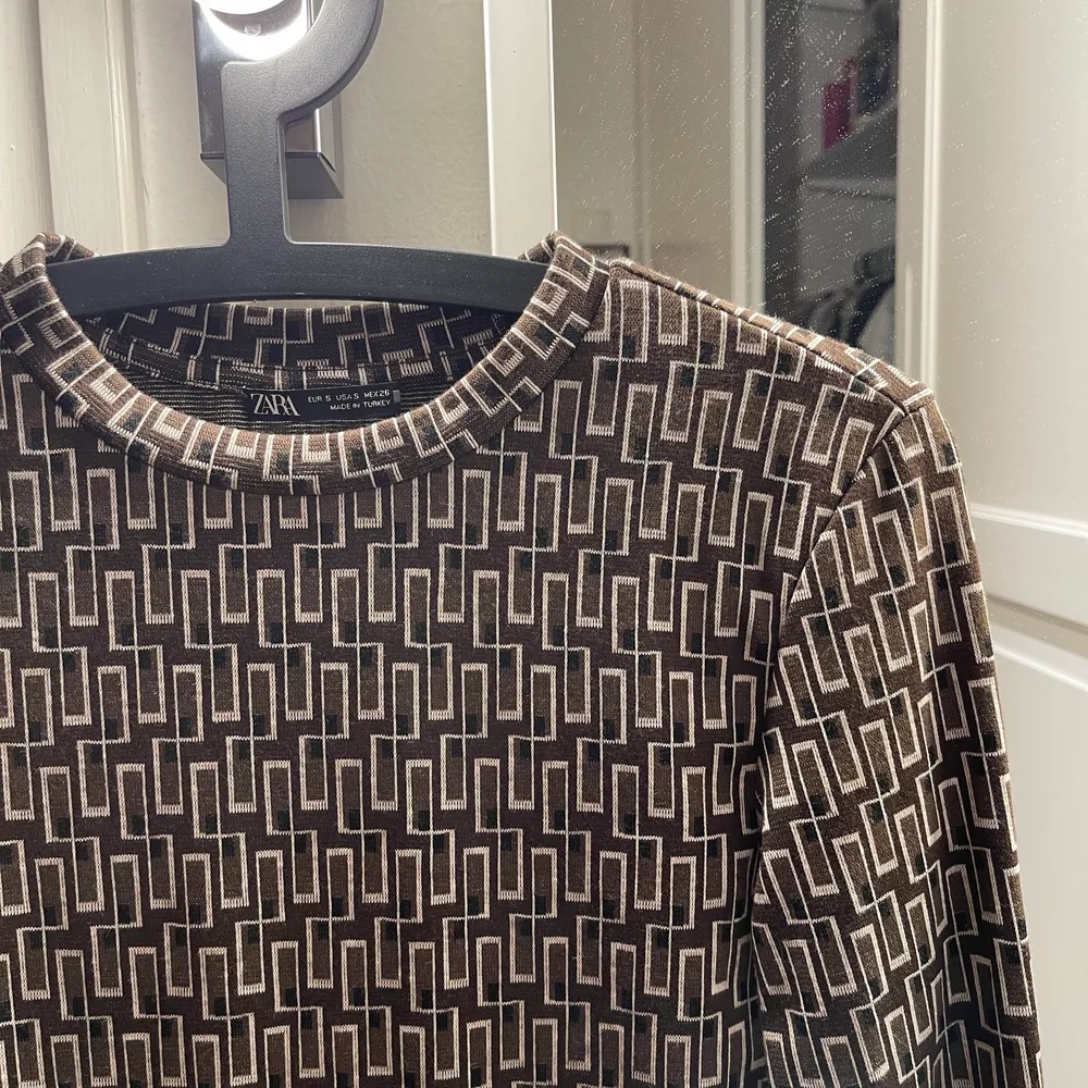 Galet snygg tröja från Zara med coolt mönster, säljer för att den är förliten för mig... Toppar.