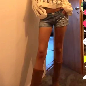 Jeansshorts med nitar - Köptes på sellpy men va tyvärr för små på mig och har därför ingen egen bild med dom på!❤️helt nya med lapparna kvar