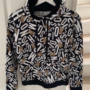 Moschino - Den är använd ett fåtal gånger, ganska ny. Felfri, säljs pågrund av resning av garderob. I storlek S, skriv privat för mer bilder. #moschino