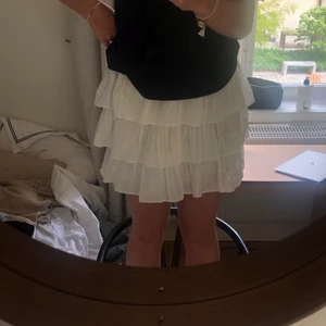 Volangkjol - Jätte snygg vit volangkjol👌🏼👌🏼👌🏼Den är helt oanvänd köpt på Lindex för ca 1 månad sen. Lappen finns kvar!! Köpt på barnavdelningen strl 170 men passar mig som har s/m. Köpt för 279 kr❤️ Priset kan diskuteras💞