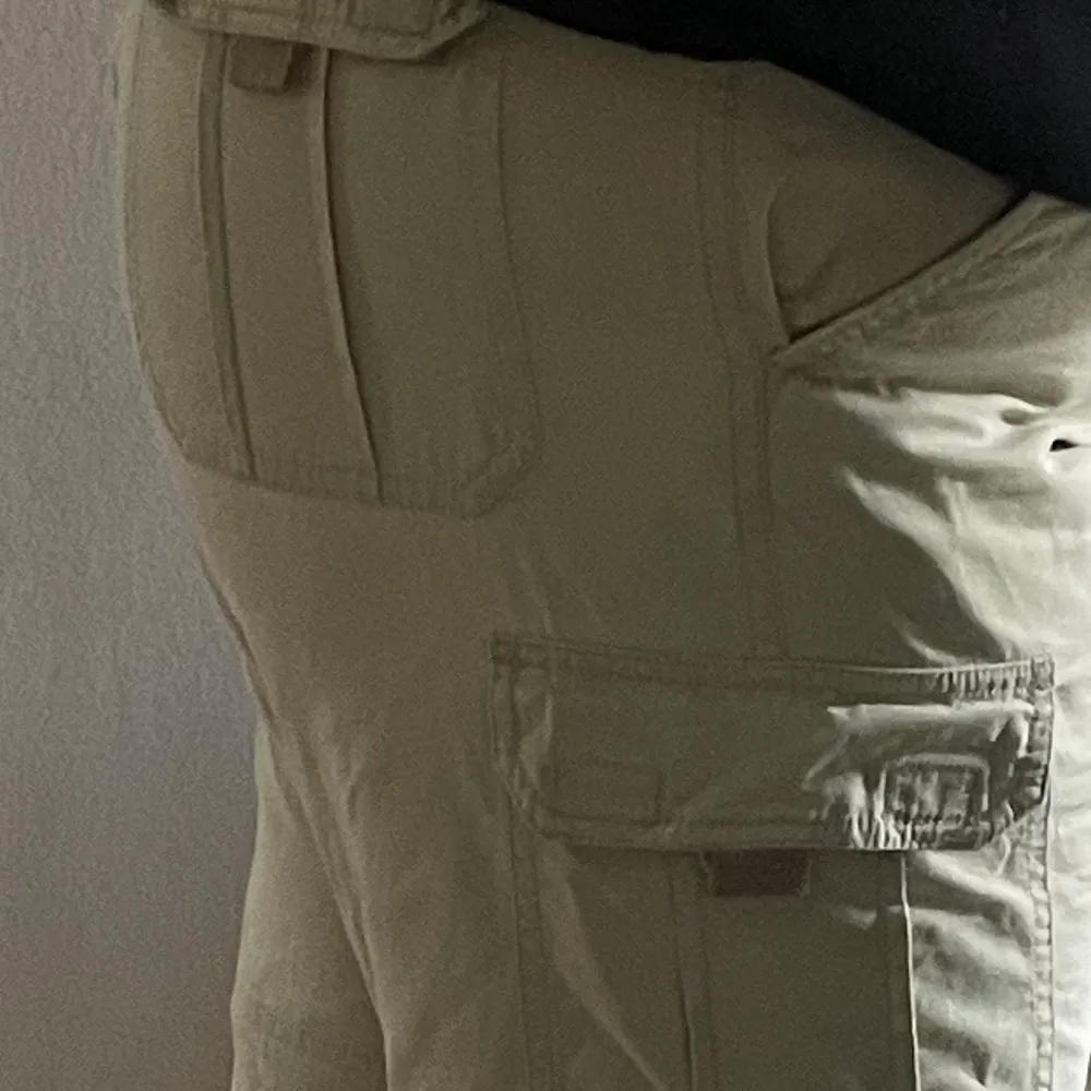 Cargopants i herrstorlek från Kappahl- kan även bli shorts. Säljes då ja inte är ett fan av passformen på mig. Jeans & Byxor.
