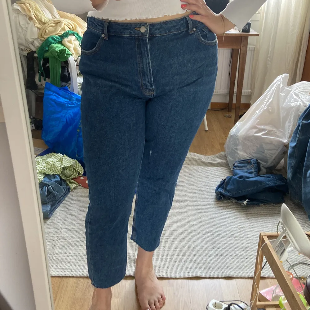 Säljer mina mörkblåa jeans då jag har vuxit ur dom 💙 köpta på Primark. Ankellånga med fickor både fram och bak. Superskönt och fina! . Jeans & Byxor.