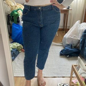 Jeans - Säljer mina mörkblåa jeans då jag har vuxit ur dom 💙 köpta på Primark. Ankellånga med fickor både fram och bak. Superskönt och fina! 