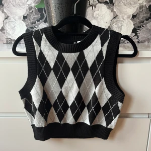 Väst - Fin stickad väst från hm. Aldrig använd! Storlek 36/S