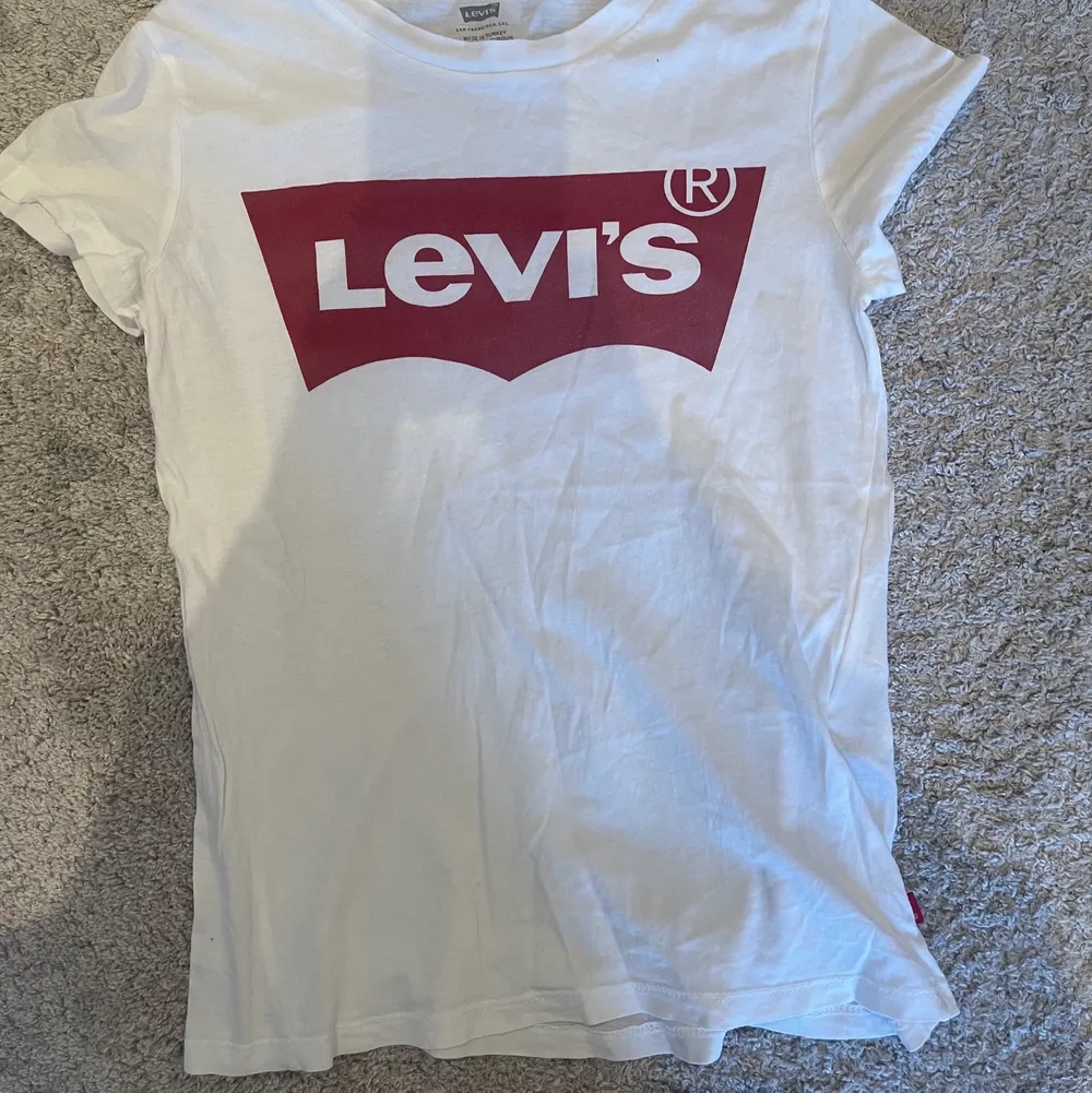 🌺säljer denna vit och röda levis  T-shirten i jätte fint skick i storlek xxs köpte den förra sommaren säljer den då den tyvärr inte kommer till andvändning🌺. T-shirts.
