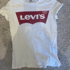 ‼️Säljer denna levis T-shirten‼️ - 🌺säljer denna vit och röda levis  T-shirten i jätte fint skick i storlek xxs köpte den förra sommaren säljer den då den tyvärr inte kommer till andvändning🌺