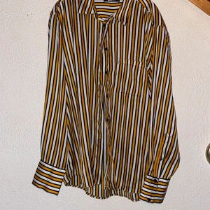 Skjorta från Ginatricot, strl M - Aldrig använd, väldigt fin att ha den öppen.  Bra skicka så klart. 