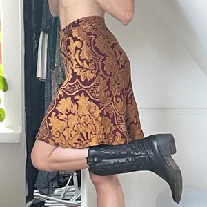 Vintage mönstrad kjol - Snygg mönstrad vintage kjol köpt i Italien. Passar den som bär storlek S. För mer info skriv PM. 