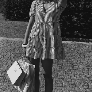 Zara klänning  - Säljer denna randiga Zara klänning, endast vid bra pris. Använd endast ett fåtal gånger. Jag är 173 cm. Perfekt sommarklänning!!!💕💕💕🫶🏽 Utgångspris 200