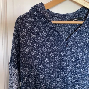 Bohemisk skjorta - Säljer denna sjuuukt snygga skjorta💙 jättesnygg och superskönt material🧿strl S❤️‍🔥 kan mötas upp i Stockholm eller posta 💋