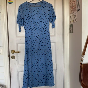 Sommarklänning - Säljer denna underbara klänning från ginatricot💙 så fin nu till sommaren den är strl 34💙 säljer pga den inte passar längre. Kan mötas upp i Stockholm eller posta💋