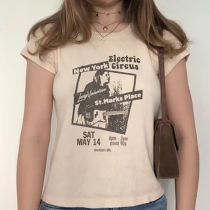 Brandy Melville topp - Topp/t-short från Brandy Melville med New York/band tryck 🎸 Använd en enstaka gång så är i nyskick 🤘 Storlek står ej men passar XS-S