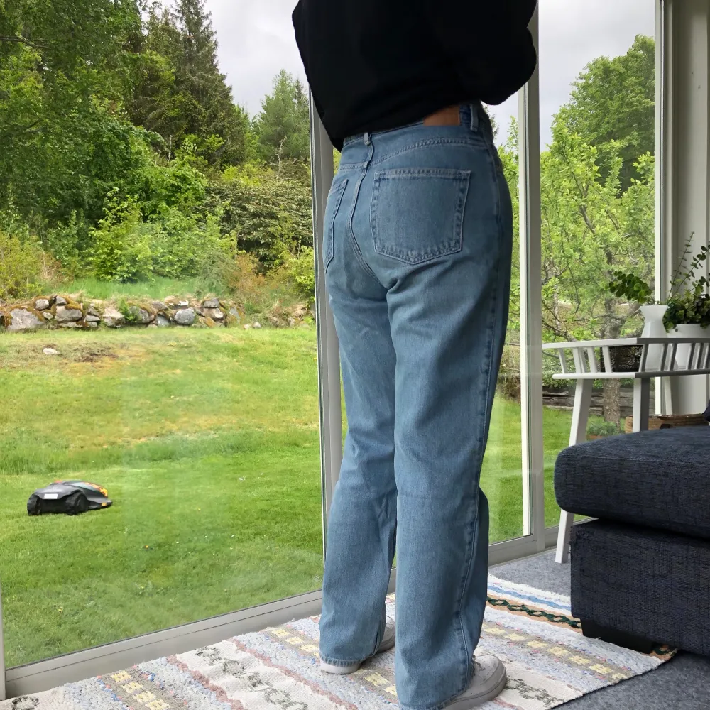 Mycket bekväma blåa jeans från Weekday som jag säljer pga att dem är för stora för mig. Modellen heter Rowe i strl 31/30💓. Jeans & Byxor.