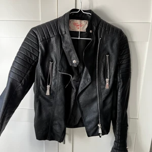 Skinnjacka💞 - Använde den 1 gång och sen har den hängt i garderoben💞 Köpt för 699