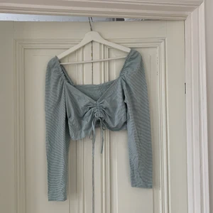 Två korta toppar  - Två croppade toppar, beige och blå/randig i storlek 38. Den beiga har dessvärre fått en fläck. Du får båda för 50kr🦋