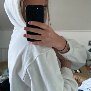 Croppad hoodie  - Skitsnygg vit croppad huvtröja från Gina Tricot! Säljer då den inte kommer till användning längre! Men sjukt snygg💋