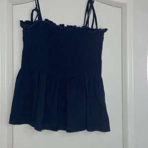 Ett blått volanglinne i storlek XS❤️👚 - Volanglinnet är i färgen mörkblå💙 banden knyter man själv så man får bestämma om man vill ha lite tightare eller lösare💙🤩