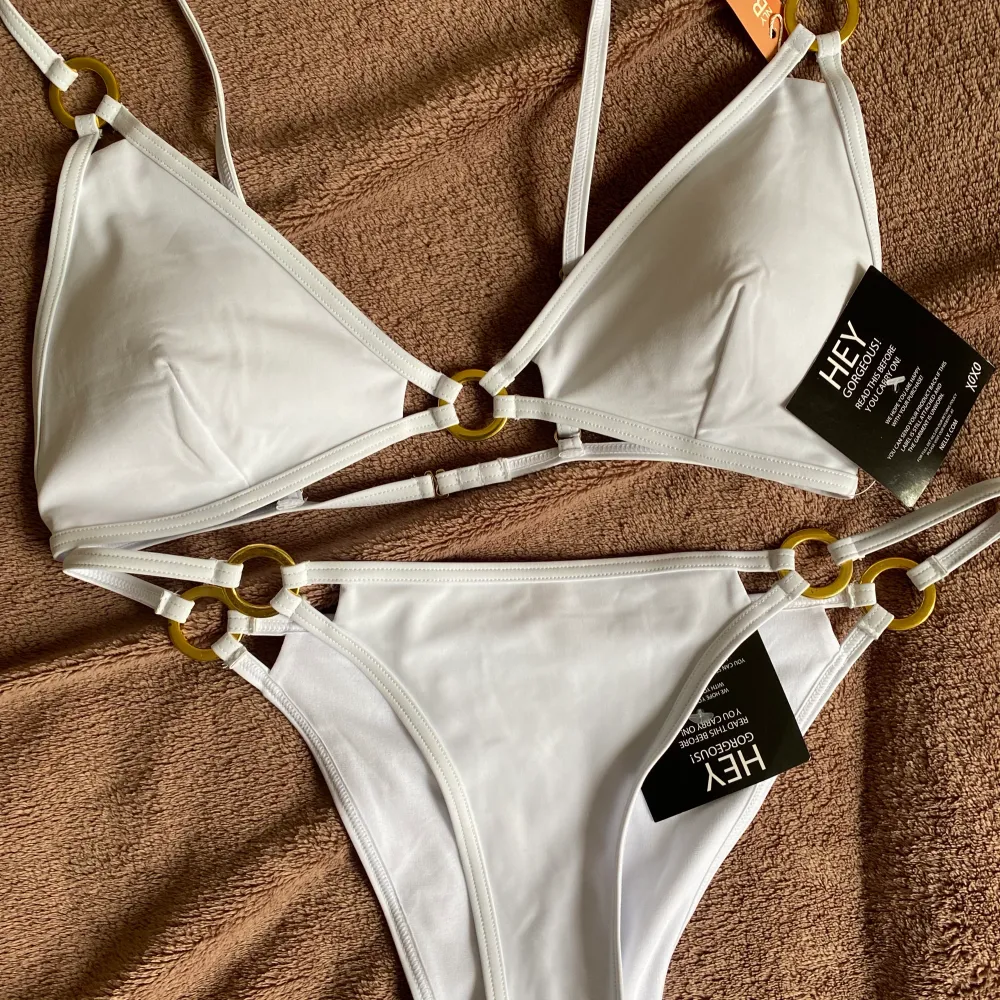 Säljer en helt ny vit bikini från Nelly beach, perfekt nu till sommaren. Den är köpt för 299 men säljer för 179, för båda delarna då:) Skriv om ni har frågor eller vill ha fler bilder! . Övrigt.