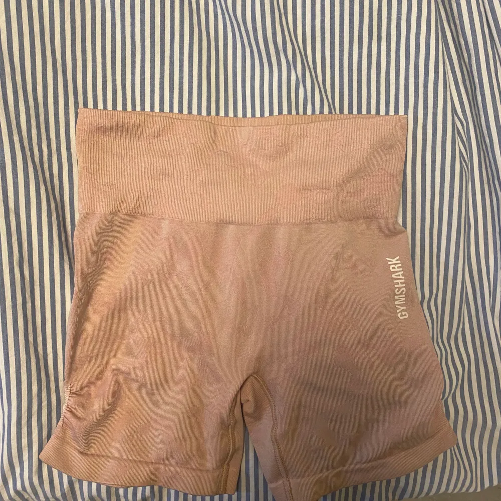 Rosa gymshark shorts, super fina, bra skick! Det har blivit försmå därför säljer jag:). Shorts.