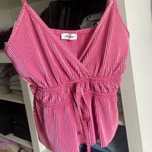 superfina toppar 💘💘 - köpte i Grekland förra sommaren, aldrig använda 💘 rosa storlek S och blå i storlek XS 💘 (100kr st)