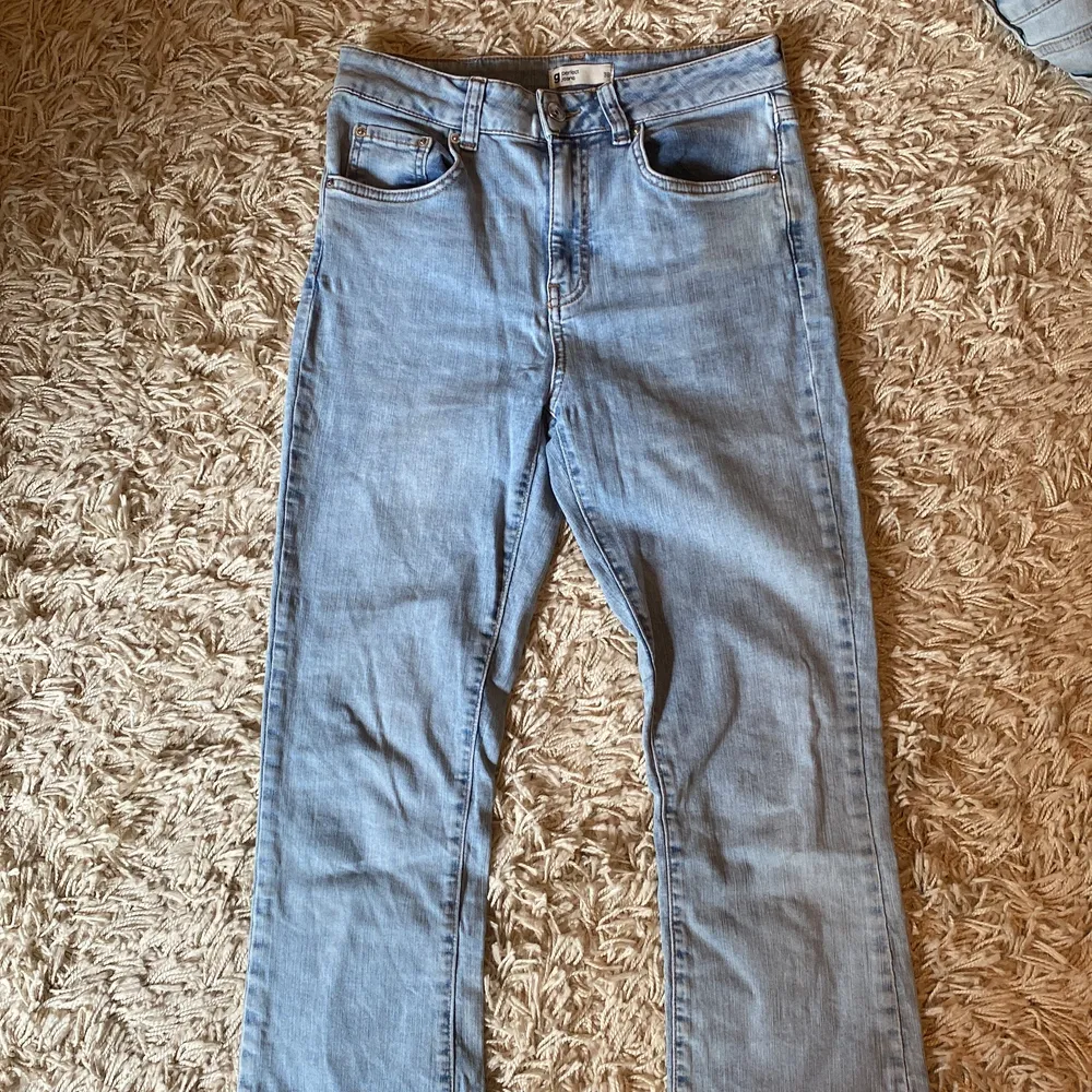 Säljer dessa 3 jeans tillsammans. 1 par är från Zara och är storlek 40 då modellen är lite mindre, passar 36-38. Resterande jeans är från Ginatricot och är storlek 36 och 38. . Jeans & Byxor.