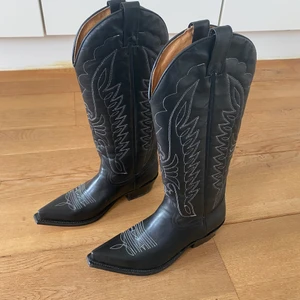 Cowboy Boots - Säljer de har skittsnygga cowboy boots från märket buffalo.🤩🤩🤩 Har köpt de från SkoUno i sthlm för en månad sen och kunde inte återvända de eftersom de har inget öppet köp. Väldigt besviken att de är för tajta på mig som har stl 36,5-37 därför jag säljer de vidare😔 De är i nyskick och frakten tillkommer!!💞🫶🏻🫶🏻🫶🏻 