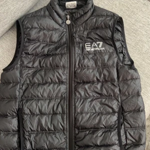 EA7 väst - EA7 väst storlek M aldrig använd tyckte inte den satt nått bra på mig pris kan diskuteras