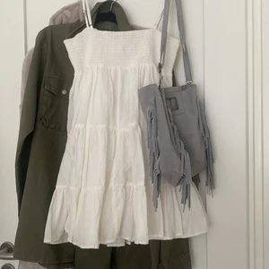 Maje väska - Säljer denna maje liknande väska i moka. Har använts ett få tala gånger och i helt ny skick! Man får med ett band som går att justera. Kontakta för intresse eller fler frågor, svarar snabbt! Köp diräkt för 300kr💓