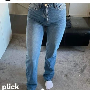 Blåa jeans  - (Lånad bild) Säljer dessa snygga blåa jeans för att dem inte satt så bra på mig. Jeansen är köpta här på plick. Bilden är från personen jag köpte jeansen av ❤️