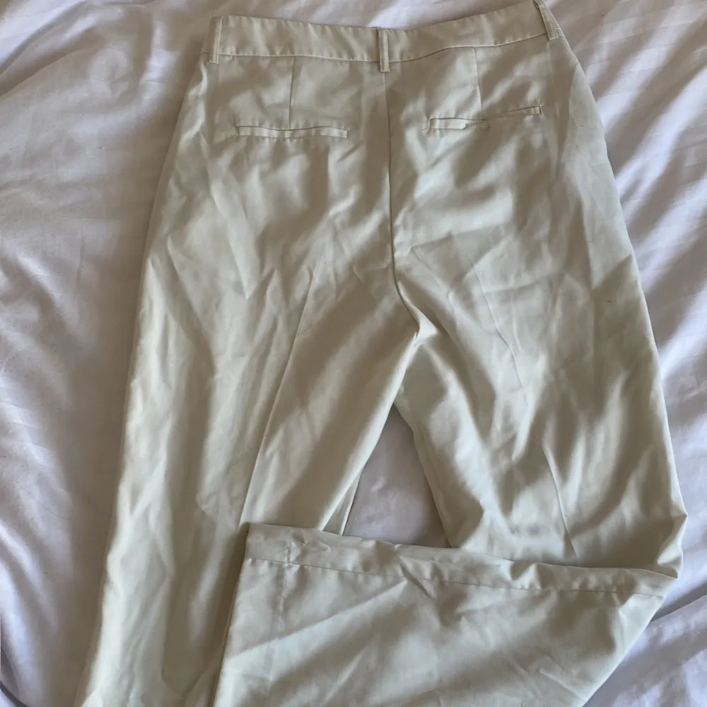 Säljer mina vita kostymbyxor som tar fram ens former så bra. Säljer pågrund av att dem är lite korta i modellen. De är storlek 38! . Jeans & Byxor.