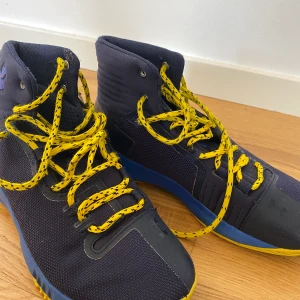 Under armour  - 37.5 lite för liten därför måste jag sälja; i bra skick ny pris 800kr