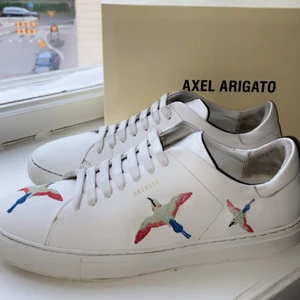 Arigato skor - Säljer mina arigato skor som jag köpte för ett halvår sedan. Väldigt bra skick! pris kan diskuteras! Köpare står för frakten😃