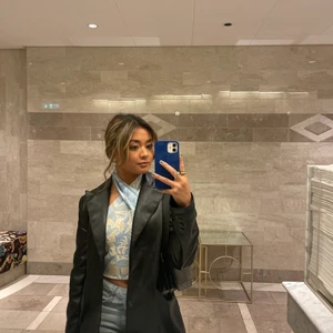 Topp  - En topp från Bikbok! Använd 1 gång. Säljs på grund av att den inte används så ofta. Kontakta gärna vid fler frågor!